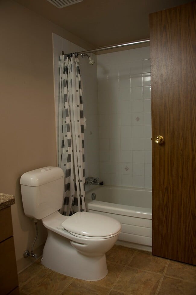 Building Photo - 0 Bed 0 Bath Unit in Calgary, AB