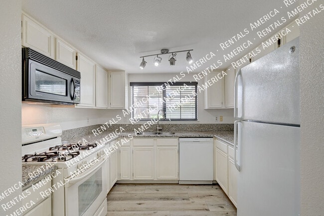 Building Photo - 101 Luna Way