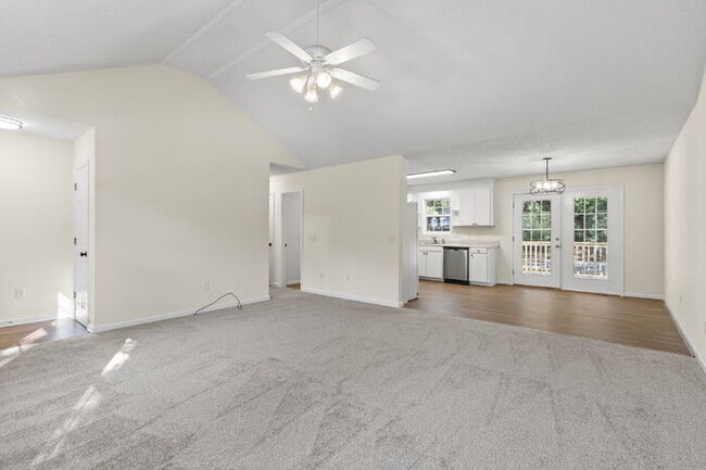Foto del edificio - 3BR/2BA Home with Deck & Storage Shed in P...