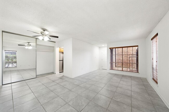 Building Photo - 711 Holiday Dr