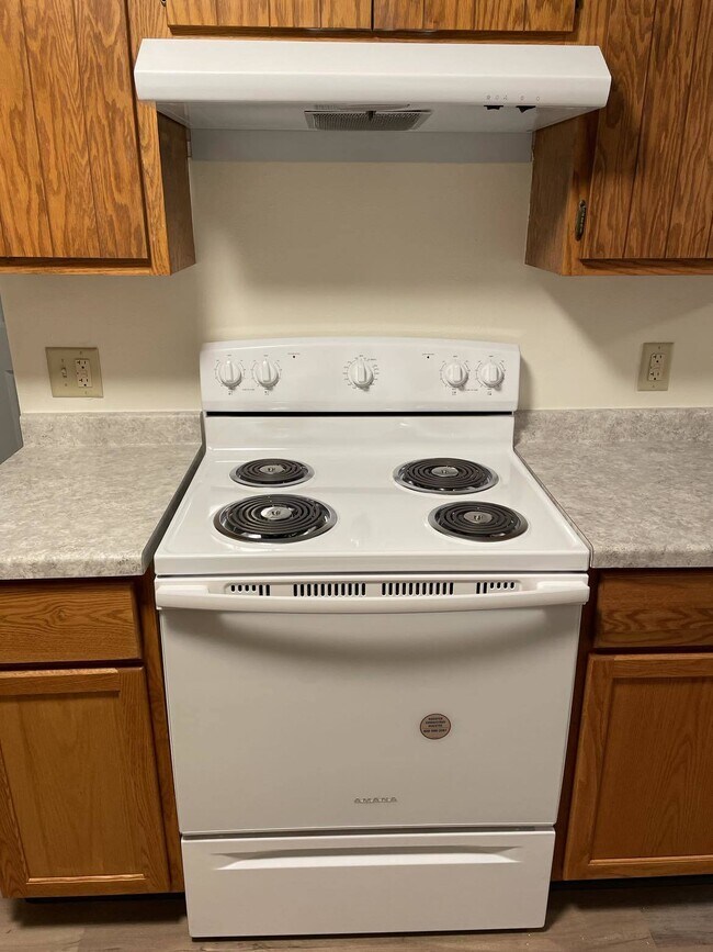 Building Photo - APPLICATION PENDING -- 2nd floor apartment...
