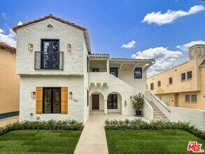 Building Photo - 150 N Arnaz Dr