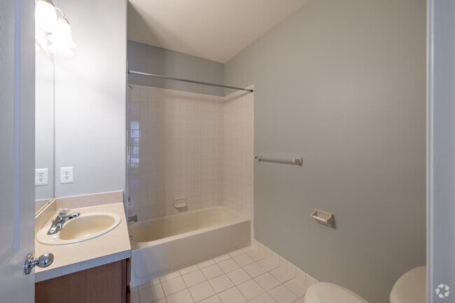 1BR, 1.5BA - 816SF - The Andover - Bathroom - Warren Heights