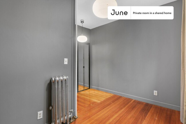 Building Photo - Private bedroom in 3 bed/1 bath Home
