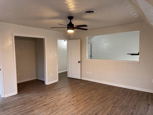 Foto del edificio - 225 Monks Rd