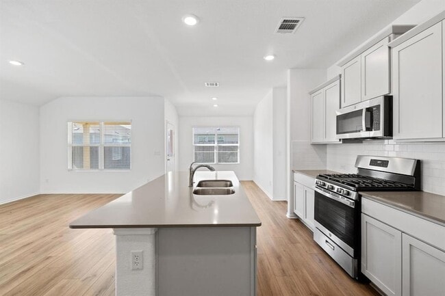 Building Photo - 215 Silver Springs Bend