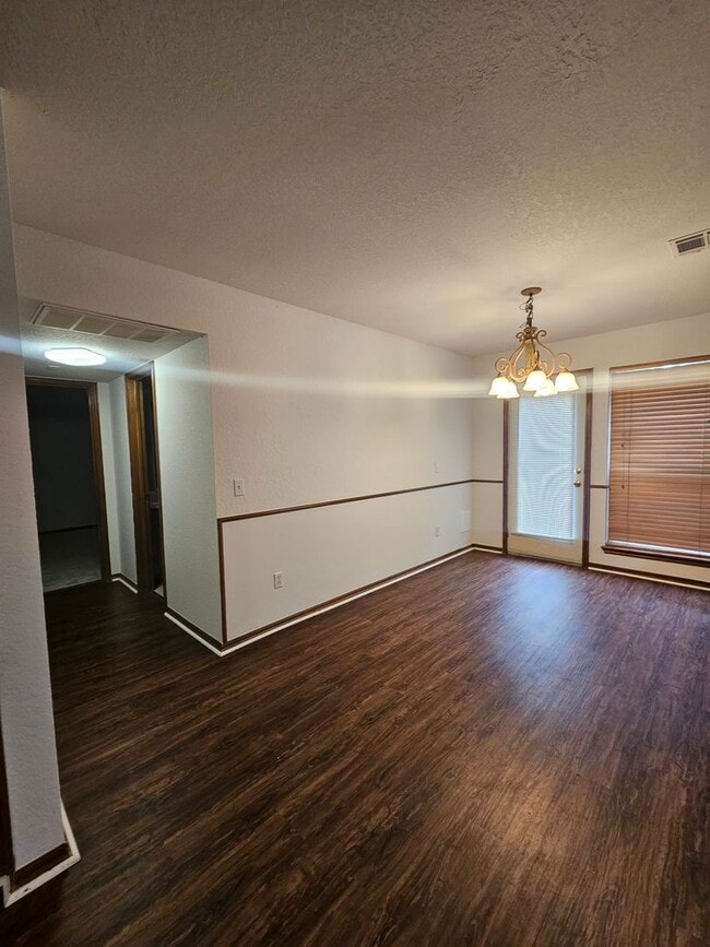 Building Photo - (3) Bed/(2) Bath Avail NOW! Eagle Cliff Addition!