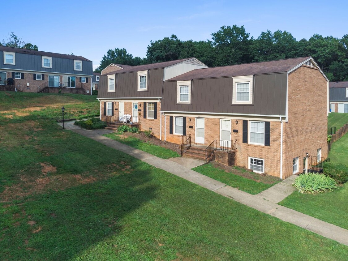 Primary Photo - Stratford Square Apartments
