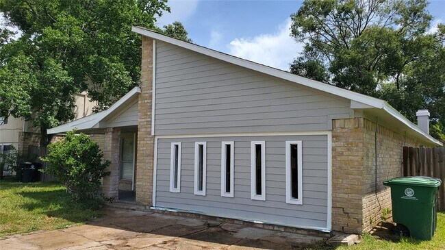 Foto del edificio - 8622 Valley Meadow Dr