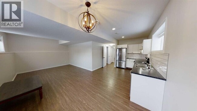 Building Photo - 11201-11298 98 St