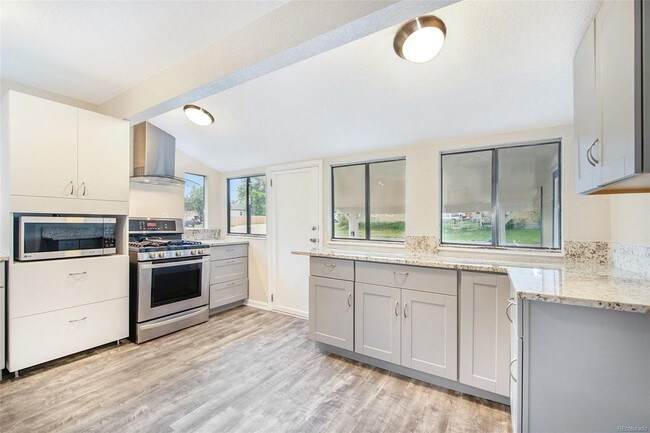 Cocina renovada con una gran cantidad de luz. - 74 S Julian St