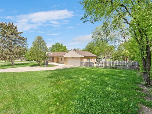 Building Photo - 4641 Roslyn Rd