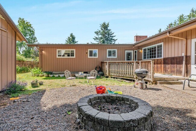 Building Photo - Charming 3-bdrm/2-bath Mid-Century ranch—A...