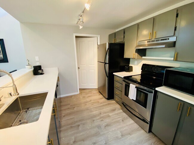 Kitchen leads to Laundry - 424 102nd Ave SE
