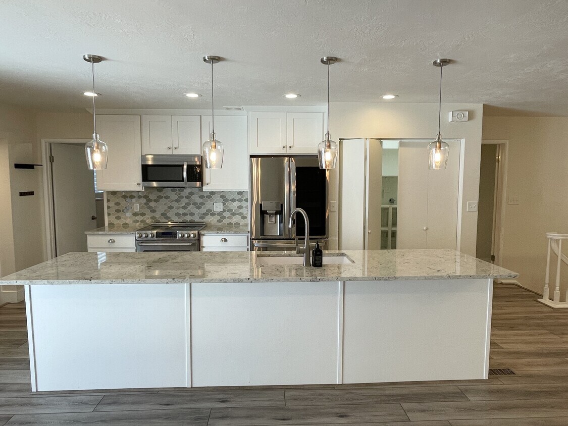 Foto principal - 852 E Three Fountains Dr