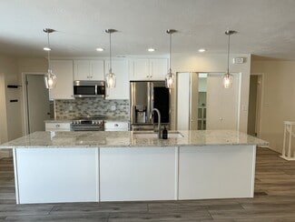 Building Photo - 852 E Three Fountains Dr