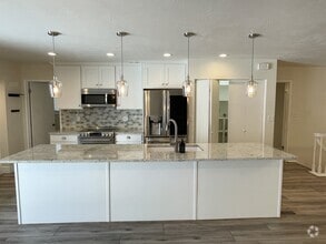 Building Photo - 852 E Three Fountains Dr