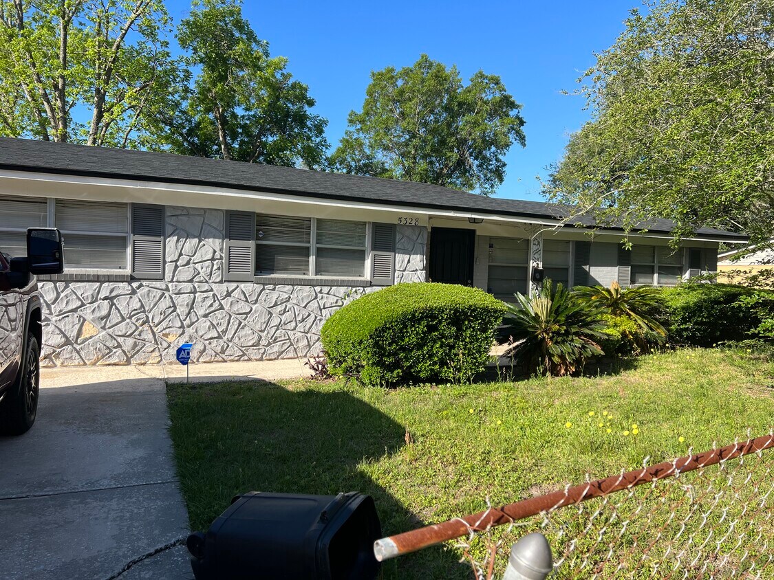 Foto principal - 5328 Dostie Dr S