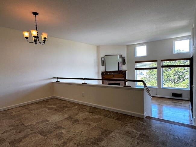 Building Photo - Beautiful 1 bed/1 bathroom condo available...