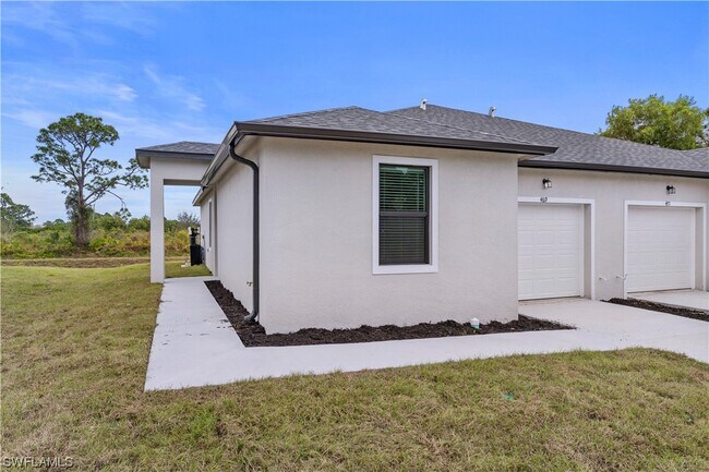 Foto del edificio - 469-471 Loretta Ave S