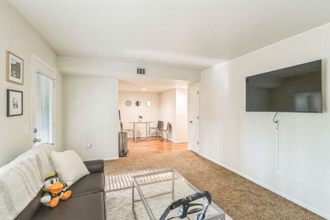 Foto del edificio - 3225 Kinsrow Ave
