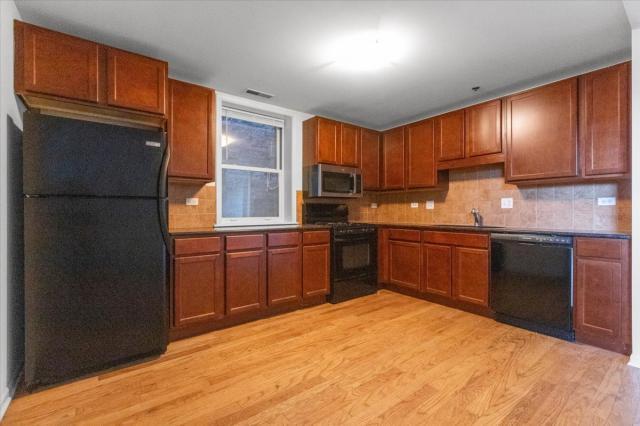 Foto principal - 3 bedroom in Chicago IL 60613