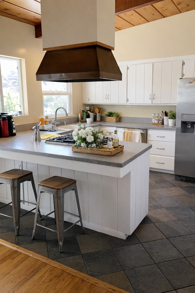 Building Photo - 6 Bed/ 5 Bath on Campanile! Large back area!