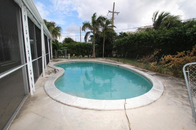 Foto del edificio - 1241 Emerald Ln
