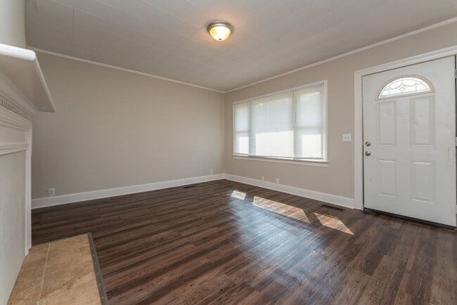 Building Photo - Move-In Ready Comfort – 4 Bed, 2 Bath!