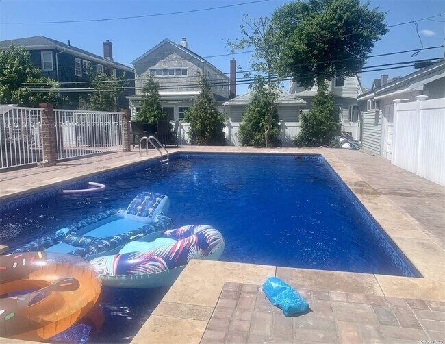 Building Photo - 335 E Olive St