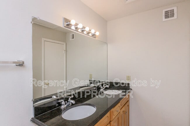 Foto del edificio - 4301 Lizshire Ln