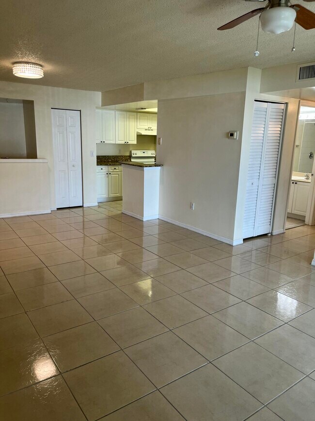 Foto del edificio - 1300 Crestwood Ct S