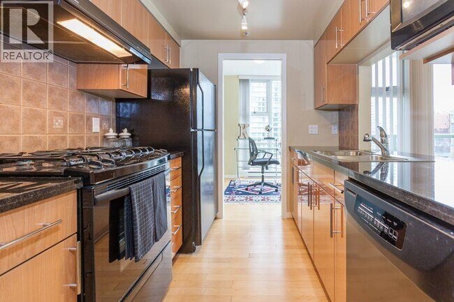 Photo du bâtiment - 1077 Marinaside Crescent