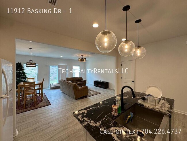 Foto del edificio - 11912 Basking Dr