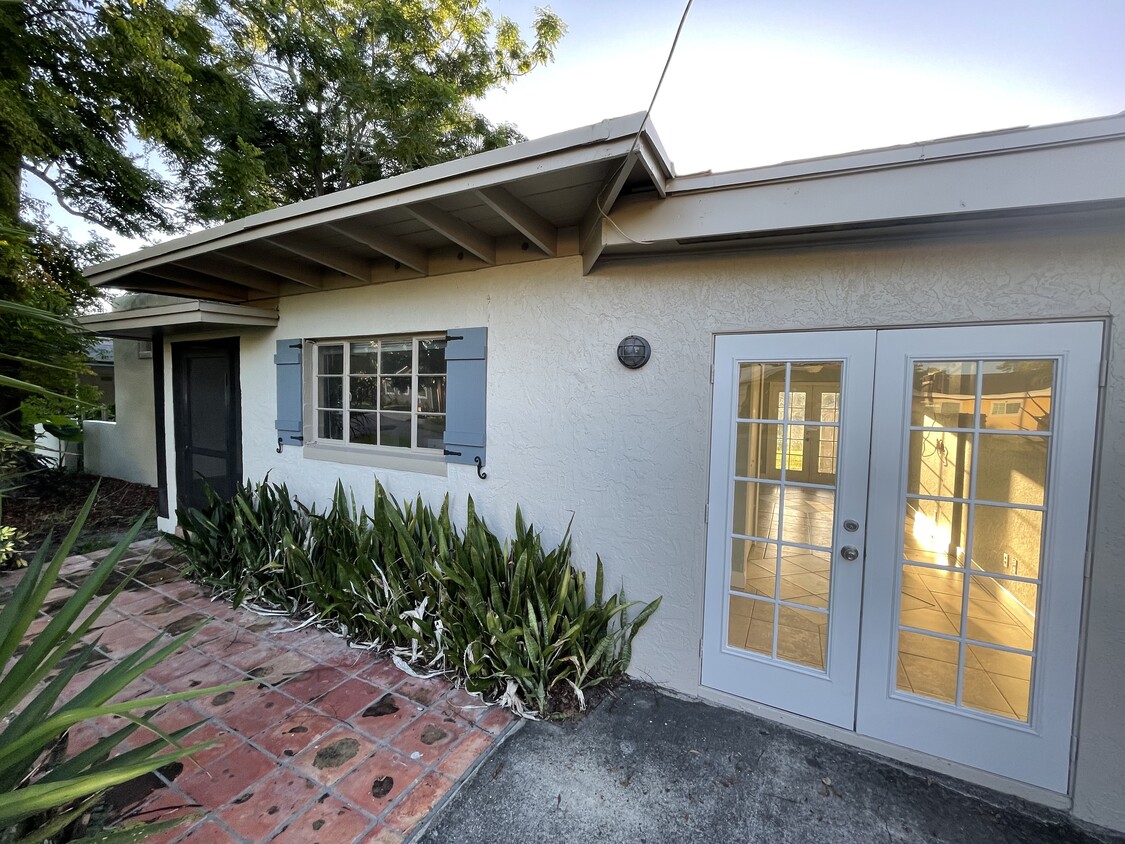 Downtown Lakefront House - 2401 Dickson Ave