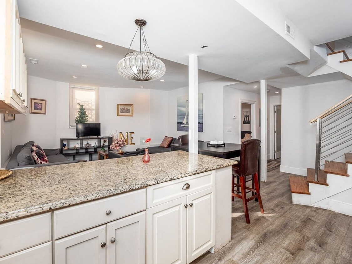 Massive 6-Bed, 3.5-Bath Apartment Near Nor... - Massive 5-Bed, 2-Bath Apartment – Fully Re...