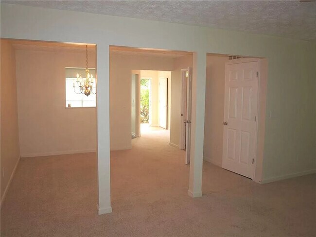 Foto del edificio - Three Bedroom Town Home, Total Electric
