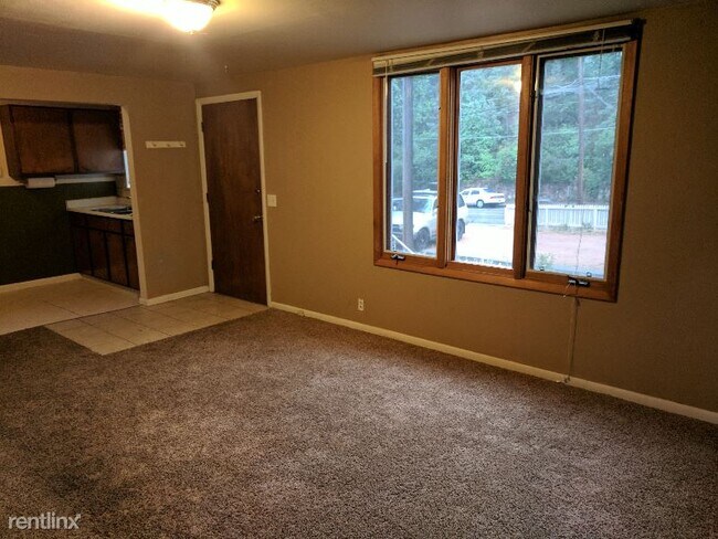Foto del edificio - 1 br, 1 bath House - 320 Ruxton Ave A Unit A