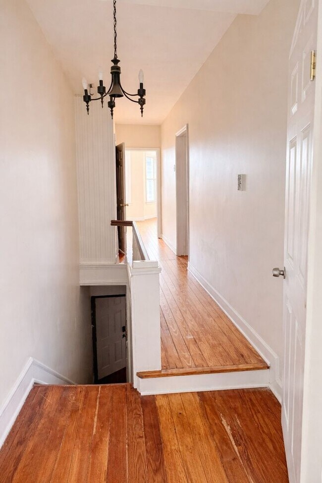 Building Photo - Trendy 2BR Renovated Apartment with Parking