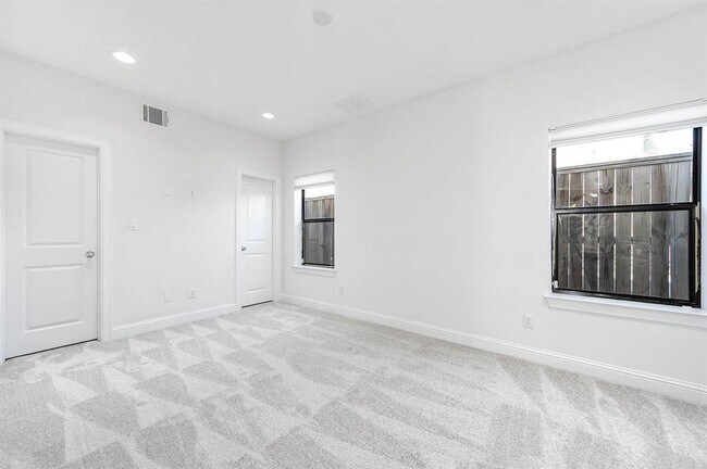 Building Photo - 1527 Johnson St