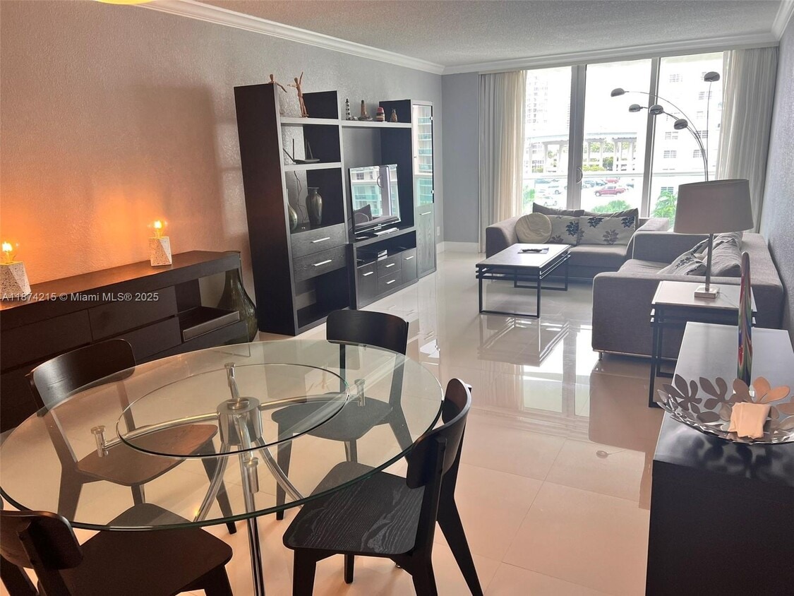 Foto principal - 19380 Collins Ave