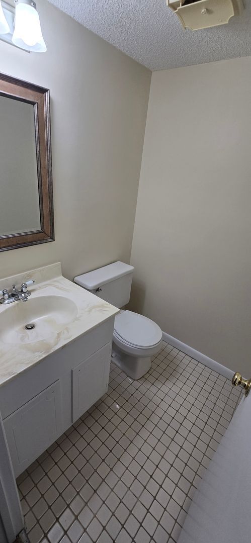 Foto del edificio - Townhome convenient to shopping and schools