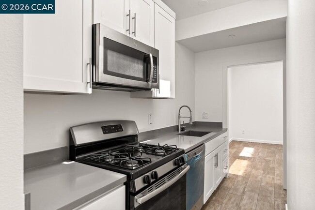 Building Photo - 646 Hegenberger Rd