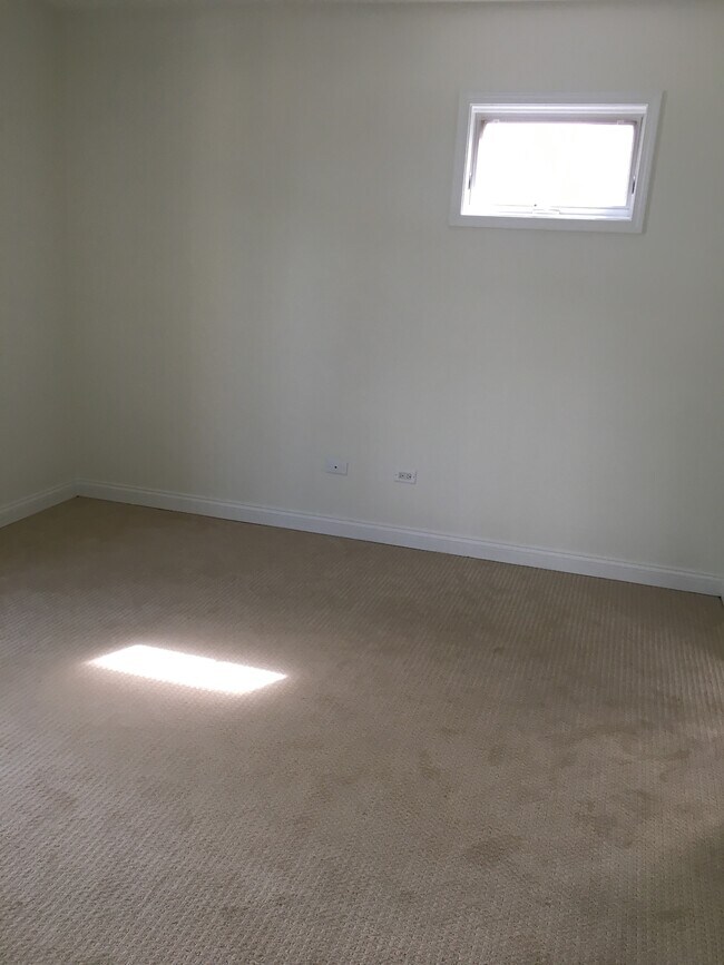 Dormitorio principal (ya se le instaló piso de madera). - 6123 S Kimbark Ave