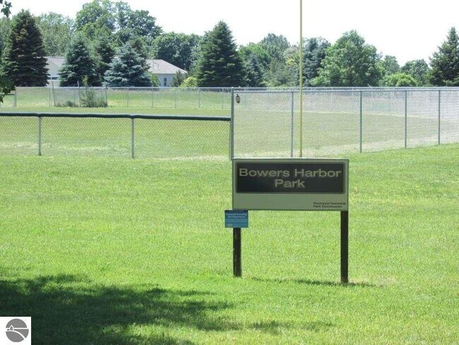 Foto del edificio - 3064 Bowers Harbor Rd