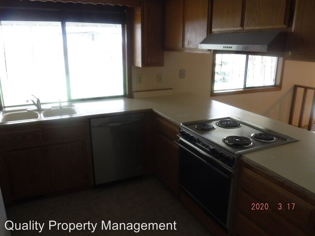 Foto del edificio - 4 br, 2 bath House - 540 Golf View Dr