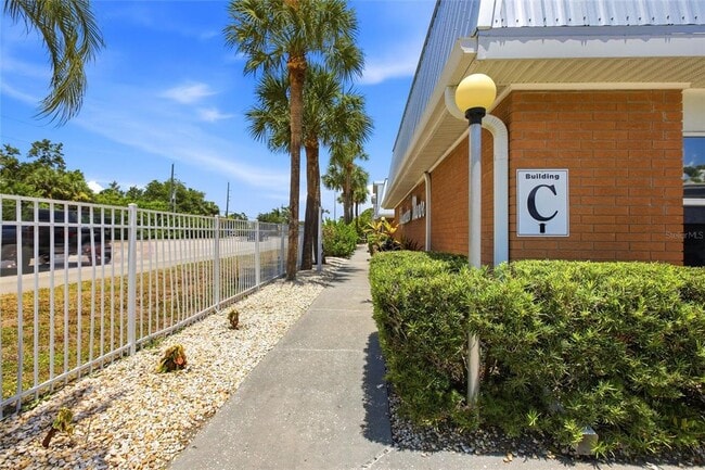 Building Photo - 22333 Edgewater Dr