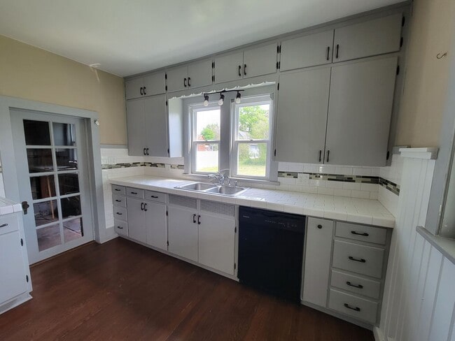 Building Photo - Charming 2 Bedroom, 1 Bathroom Ranch in Downtown Three Oaks