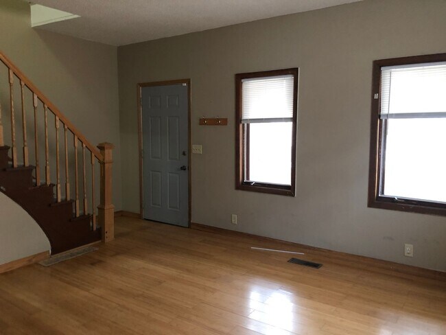 Foto del edificio - This 3 BR and 2 Bath has gorgeous views of...