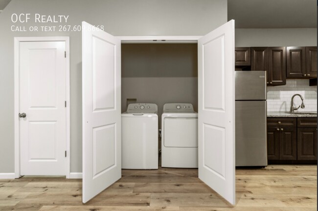 Building Photo - Three Bed Kingsessing Townhome